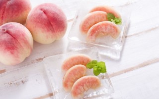 成熟的水蜜桃外观，果皮颜色和绒毛是判断成熟度的关键