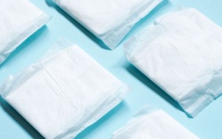 月经血是黑褐色的是什么原因？ 经血潴留时间过长 子宫位置异常 盆腔问题【月经血是黑褐色,黏糊糊的】
