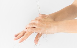 为何泡在水里会起皱纹？长时间泡水皮肤会怎么样？