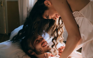 为什么女人跪姿最吸引男人？从视觉和心理角度分析