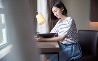 亚洲一线二线三线品牌精华液久久为何要避开伤口（受损皮肤屏障与成分渗透关系）