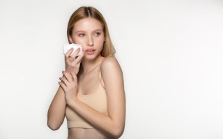 白内障手术：眼力健人工晶体价目表，不同品牌价格对比【白内障手术眼药水最长要滴多久】