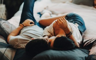 两个人脱了一起洗澡会怀孕吗 精液在洗澡水中还有活性吗？