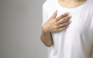 心绞痛该怎么治疗，胸口绞痛反复发作该怎么应对